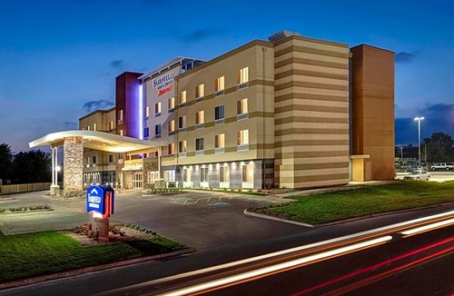 Hutchinson Hotel | 2-Star Hotel ∙ Fairfield Inn and Suites Hutchinson
