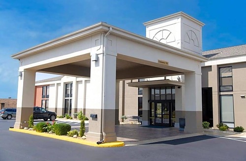 Marshfield Hotel | 2-Star Hotel ∙ Holiday Inn Express Marshfield - Springfield Area, an IHG Hotel