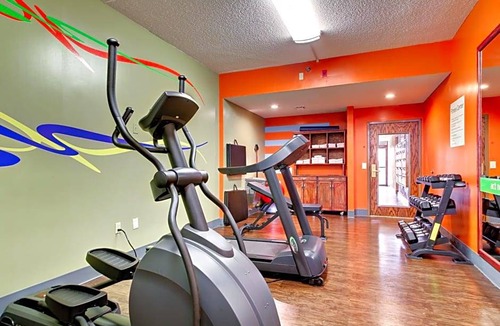 Marshfield Hotel | 2-Star Hotel ∙ Holiday Inn Express Marshfield - Springfield Area, an IHG Hotel
