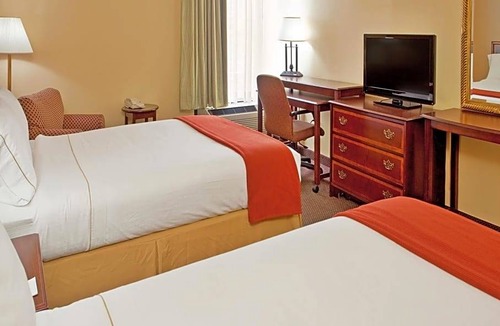 Marshfield Hotel | 2-Star Hotel ∙ Holiday Inn Express Marshfield - Springfield Area, an IHG Hotel