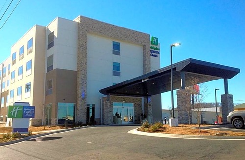 Tahlequah Hotel | 2-Star Hotel ∙ Holiday Inn Express and Suites Tahlequah, an IHG Hotel