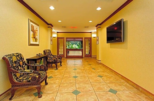 Crockett Hotel | 2-Star Hotel ∙ Holiday Inn Express Crockett