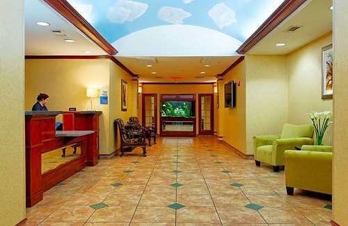 Crockett Hotel | 2-Star Hotel ∙ Holiday Inn Express Crockett
