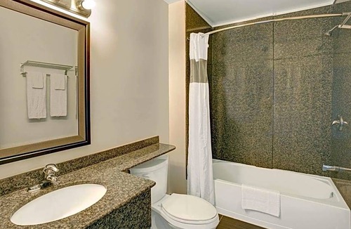 Gananoque Hotel | 2-Star Hotel ∙ Howard Johnson by Wyndham Gananoque