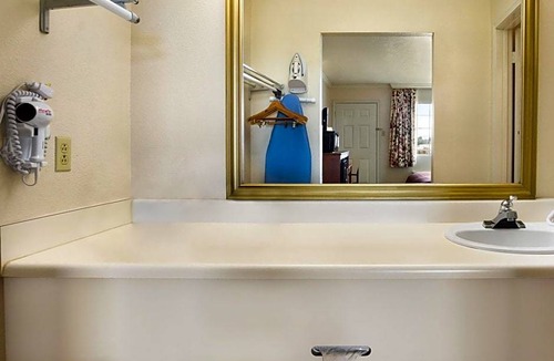 Beaumont Hotel | 2-Star Hotel ∙ Howard Johnson by Wyndham Beaumont