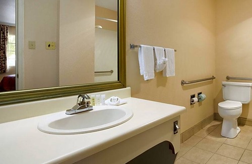 Beaumont Hotel | 2-Star Hotel ∙ Howard Johnson by Wyndham Beaumont