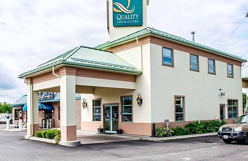 Gananoque Hotel | 2-Star Hotel ∙ Quality Inn & Suites 1000 Islands