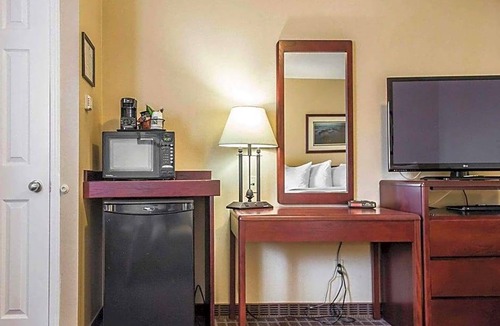 Gananoque Hotel | 2-Star Hotel ∙ Quality Inn & Suites 1000 Islands