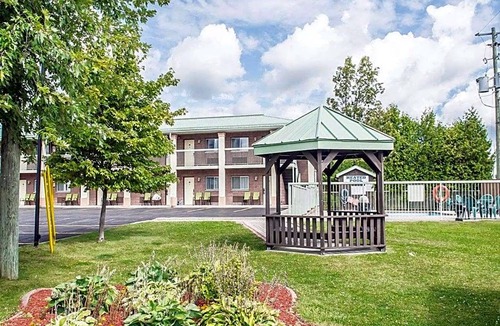 Gananoque Hotel | 2-Star Hotel ∙ Quality Inn & Suites 1000 Islands