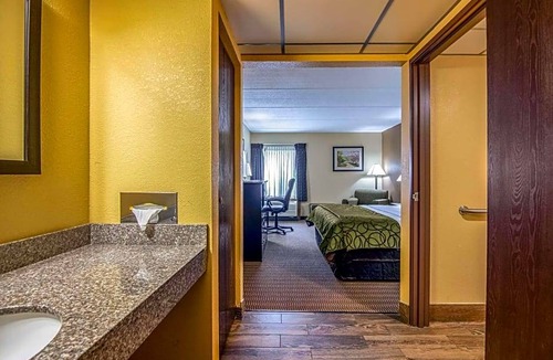 Tully Hotel | 2-Star Hotel ∙ Quality Inn Tully I-81