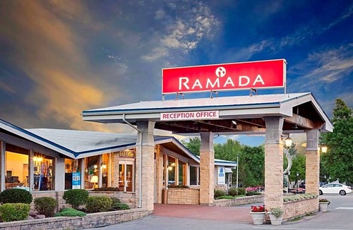 Gananoque Hotel | 2-Star Hotel ∙ Ramada by Wyndham Gananoque Provincial Inn