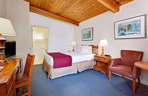 Gananoque Hotel | 2-Star Hotel ∙ Ramada by Wyndham Gananoque Provincial Inn