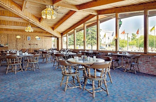 Gananoque Hotel | 2-Star Hotel ∙ Ramada by Wyndham Gananoque Provincial Inn