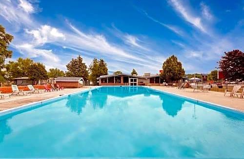 Gananoque Hotel | 2-Star Hotel ∙ Ramada by Wyndham Gananoque Provincial Inn