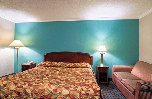 Syracuse Hotel | 2-Star Hotel ∙ Rodeway Inn Syracuse