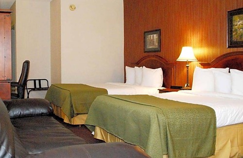 Watertown Hotel | 2-Star Hotel ∙ Travelodge by Wyndham Watertown