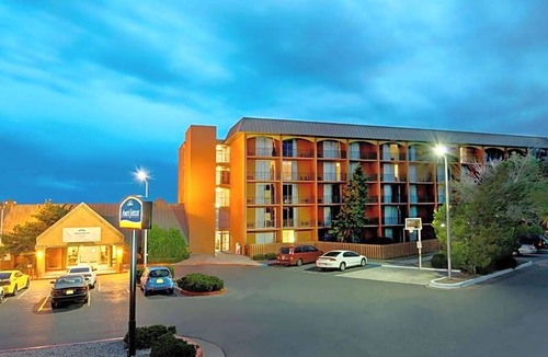 Albuquerque Hotel | 2-Star Hotel ∙ Howard Johnson by Wyndham Albuquerque Midtown