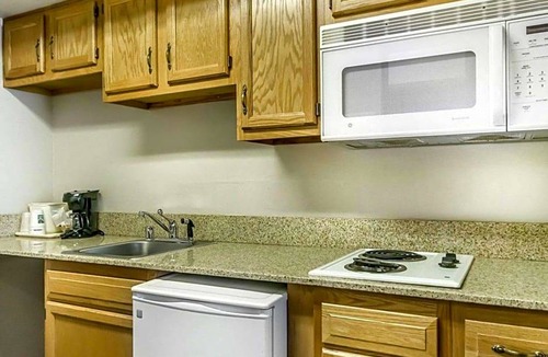Old Louisville Hotel | 2-Star Hotel ∙ Quality Inn & Suites University/Airport
