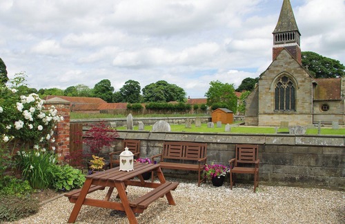 Helperthorpe Cottage | 2 steps to entrance.