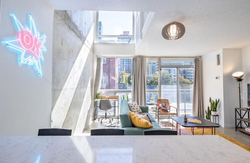 King West Village Apartment | 2 Storey Creative Downtown West Loft