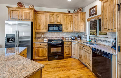 Pinebrook Condo | 2-story duplex in great location with private balcony, mountain views, fireplace