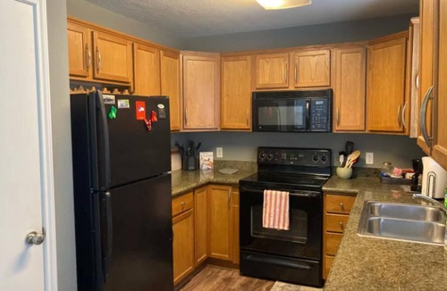 Wellborn House | 2 story retreat in Aggieland with additional parking area