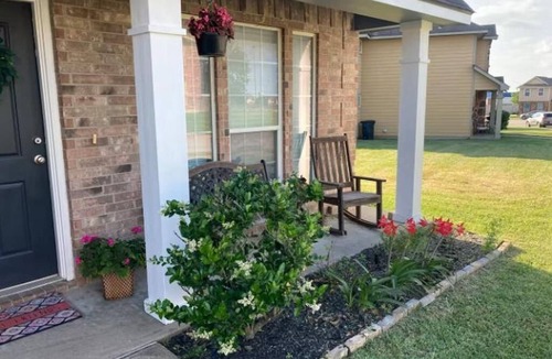 Wellborn House | 2 story retreat in Aggieland with additional parking area