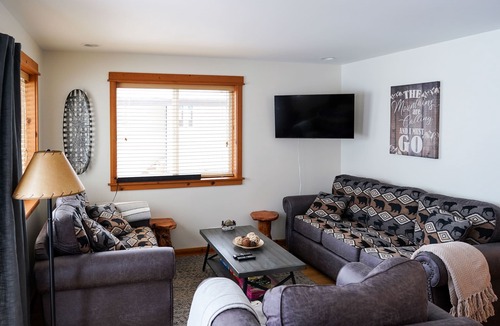 Hyak Cabin | 2-Story Ski-In Cabin w/Game Room, Electric Grill, & Private Hot Tub - Dogs OK