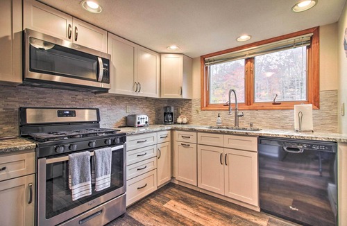 Killington Apartment | 2-story Townhouse - 1 Mi to Killington Ski Area!
