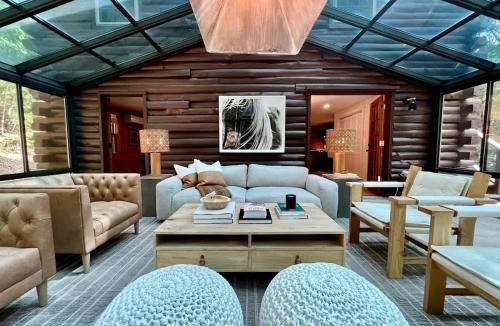 Eureka Springs House | 2 Stylish Cabins 1 Stunning Property 6 Guests