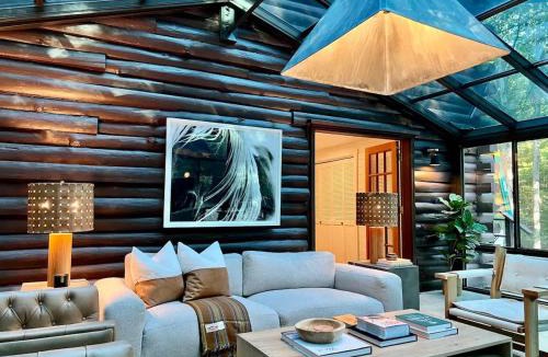 Eureka Springs House | 2 Stylish Cabins 1 Stunning Property 6 Guests