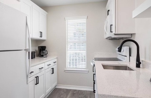 Galveston Hotel | 2 Stylish Resort Villas w/Kitchen + Beach Access Near Attractions