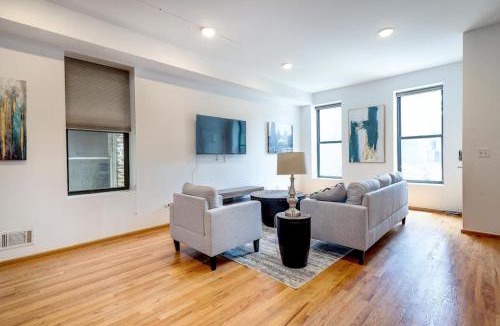Pulaski Park Apartment | 2 Suites 2 Floors in Downtown Chicago