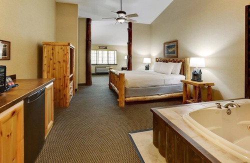 Johnston Hotel | 2 Suites | Johnston Retreat w/Pool and Gym Access | 0.5 mi to Texas Roadhouse