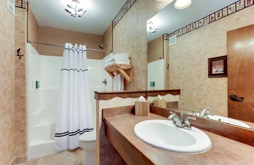 Johnston Hotel | 2 Suites | Johnston Retreat w/Pool and Gym Access | 0.5 mi to Texas Roadhouse