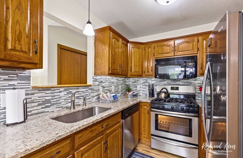 Manteno House | 2 Super comfy king beds in 3 bedroom 2 bath home