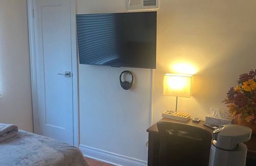Winnipeg Bed & Breakfast | #2 Swiss Bed Main City, 5* Room, 5.6km 4m Airport