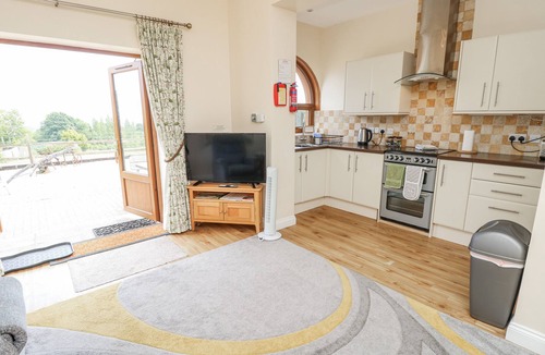 Ryde Cottage | 2 THE STABLES, pet friendly, with a garden in Ryde