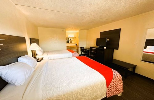West San Antonio Hotel | 2 Travel Ready Rooms Near Hwy 90 - Outdoor Pool, Free Parking