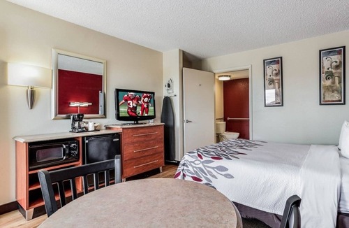 Allison Hotel | 2 Units | Breakfast Included & Pool Access | 6.5 mi to Red Rock hiking adventure