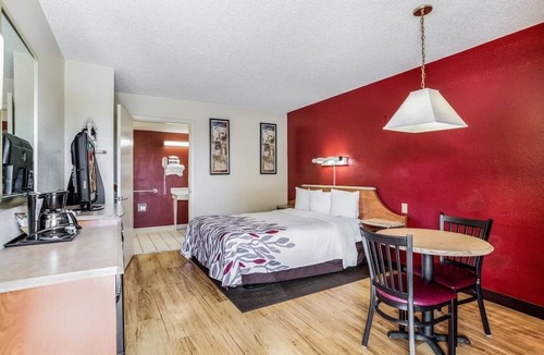 Allison Hotel | 2 Units | Breakfast Included & Pool Access | 6.5 mi to Red Rock hiking adventure