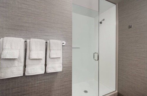 Waltham Hotel | 2 Units | Cozy Room with Indoor Pool, Gym & Free Breakfast