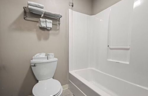 El Paso Hotel | 2 Units | El Paso Modern Stay | Clean Comfort & Easy Access to Bloomington