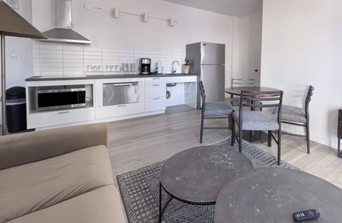 Hunters Point Apartment | 2 Units | Enjoy City Exploration from Convenient – Convenient Subway Access