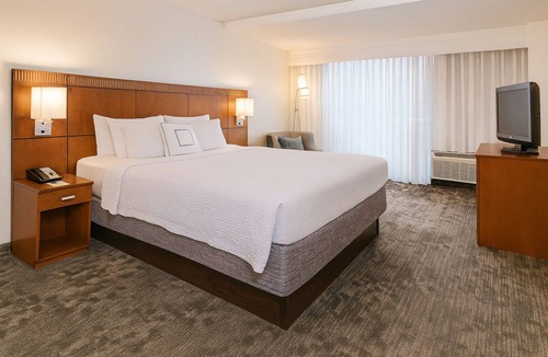 Rosslyn Hotel | 2 Units Near Arlington House, Pets Allowed, Onsite Starbucks