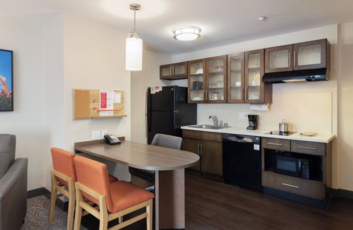 Anaheim Resort Hotel | 2 Units Retreat | Queen Beds | On-site Pool & Gym