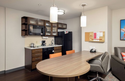 Anaheim Resort Hotel | 2 Units Retreat | Queen Beds | On-site Pool & Gym