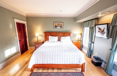 Shawnee On Delaware Hotel | 2 Units | Unwind in a Peaceful Haven | Explore the Beauty of the Poconos