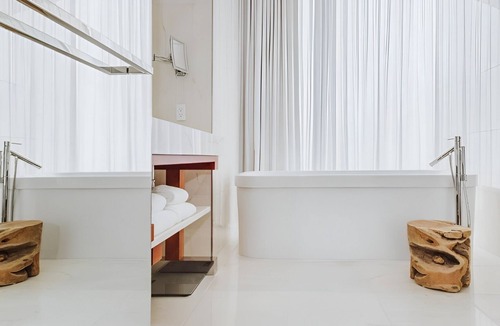 Downtown Seattle Hotel | 2 Upscale Stay In King Suites & Spa Access