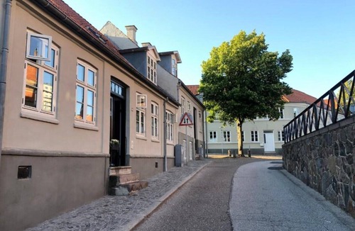 Randers Apartment | 2 vær.lejlighed til 4 gæster dobbeltseng og køjeseng, tee køkken, bad og toilet